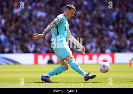 Londres, Royaume-Uni. 16th avril 2022. Lewis Dunk de Brighton et Hove Albion en action pendant le match. Match de la Premier League, Tottenham Hotspur v Brighton & Hove Albion au Tottenham Hotspur Stadium de Londres le samedi 16th avril 2022. Cette image ne peut être utilisée qu'à des fins éditoriales. Utilisation éditoriale uniquement, licence requise pour une utilisation commerciale. Aucune utilisation dans les Paris, les jeux ou les publications d'un seul club/ligue/joueur. photo par Steffan Bowen/Andrew Orchard sports photographie/Alay Live news crédit: Andrew Orchard sports photographie/Alay Live News Banque D'Images