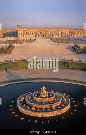 FRANCE. YVELINES (78) VUE AÉRIENNE DE LA FAÇADE OUEST DU CHÂTEAU DE VERSAILLES. AU PREMIER PLAN, LE BASSIN DE LATONE (MÈRE DE DIANA ET D'APOLLON, Banque D'Images