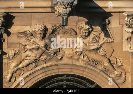 France. Yvelines (78) Château de Versailles : sur la façade sud de la Chapelle, vue aérienne d'un décor sculpté sur les fenêtres de la galerie : anges p Banque D'Images