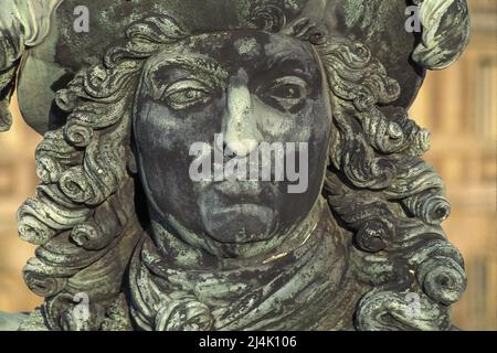 France. Yvelines (78) Château de Versailles : détail de la statue équestre de Louis XIV Portrait du Roi Banque D'Images