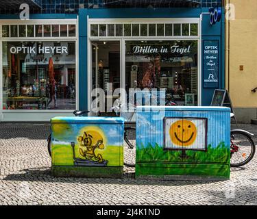 Optik Heyer Optiticien et boîtes utilitaires peintes à Alt-Tegel, Berlin. Boîte de service avec smiley visage paintwork Banque D'Images