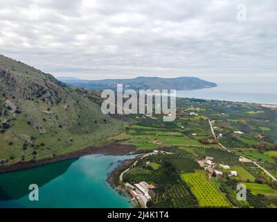 Vue aérienne du dessus par drone du lac de Kournas sur l'île de Crète. Grèce. Banque D'Images