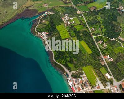 Vue aérienne du dessus par drone du lac de Kournas sur l'île de Crète. Grèce. Banque D'Images