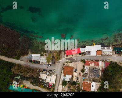 Vue aérienne du dessus par drone du lac de Kournas sur l'île de Crète. Grèce. Banque D'Images