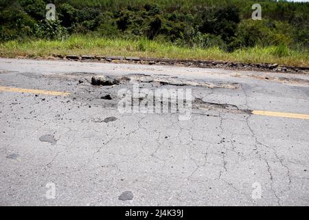 toit de l'autoroute avec asphalte défectueux et abîmé, dangereux pour la circulation Banque D'Images