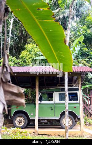 Camion 4x4 Land Rover d'époque - Eco-Lodge la Laguna del Lagarto, Boca Tapada, Costa Rica Banque D'Images