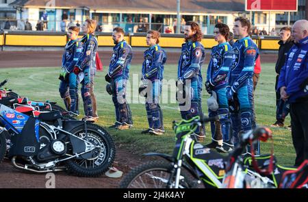 Poole, Royaume-Uni. 15th avril 2022. Les pilotes des équipes Poole Pirates et Oxford Cheetahs Speedway observent un silence de quelques minutes avant leur rencontre du championnat du Vendredi Saint à Poole, Dorset, à la mémoire de Nigel Pearson, la voix du Speedway et un présentateur et commentateur de Sky Sports, dont la mort, à l'âge de 52 ans, a été annoncé plus tôt par sa famille. Credit: Richard Crease/Alay Live News Banque D'Images