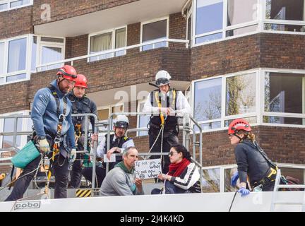 Londres, Angleterre, Royaume-Uni. 16th avril 2022. ETIENNE STOTT et un manifestant avec la police au-dessus du pétrolier. Le médaillé d'or olympique a grimpé sur un pétrolier Shell avec un autre activiste, bloquant une route à Bayswater, tandis que plusieurs manifestants de la rébellion d'extinction ont apporté leur soutien. L’athlète et activiste demande la fin des combustibles fossiles et appelle le gouvernement à agir sur la crise climatique. (Credit image: © Vuk Valcic/ZUMA Press Wire) Credit: ZUMA Press, Inc./Alay Live News Credit: ZUMA Press, Inc./Alay Live News Banque D'Images