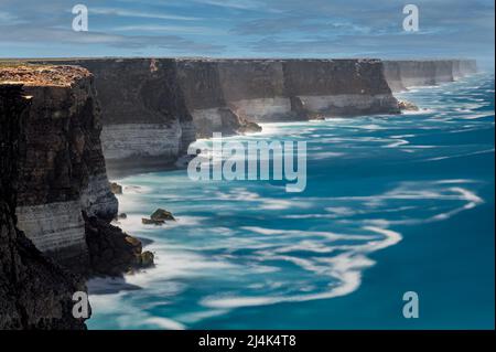 Les falaises de Bunda dans la plaine de Nullarbor semblent souvent être le bord du monde. Banque D'Images