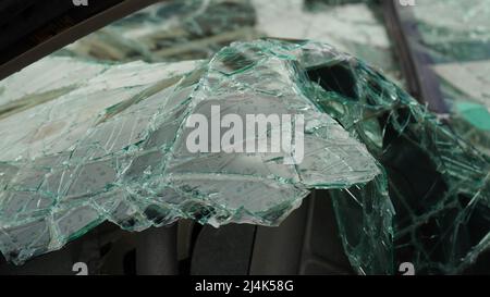 Вroken pare-brise de voiture . La surface de la fenêtre est brisée et présente des fissures. Concept d'accident de voiture Banque D'Images