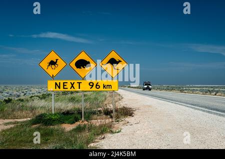 Célèbre panneau routier à la plaine de Nullarbor dans l'Outback australien. Banque D'Images