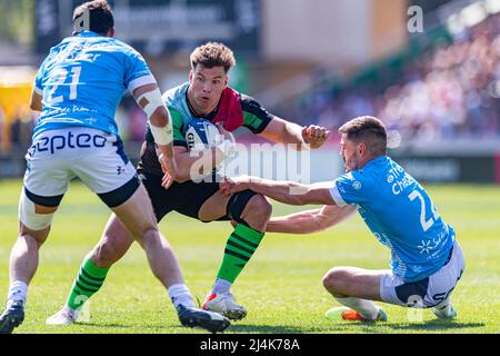 LONDRES, ROYAUME-UNI. 16th avril 2022. Huw Jones de Harlequins est affrontée lors du match DE la coupe DU défi EPCR entre Harlequins vs Montpellier au stade Twickenham Stoop, le samedi 16 avril 2022. LONDRES, ANGLETERRE. Credit: Taka G Wu/Alay Live News Banque D'Images