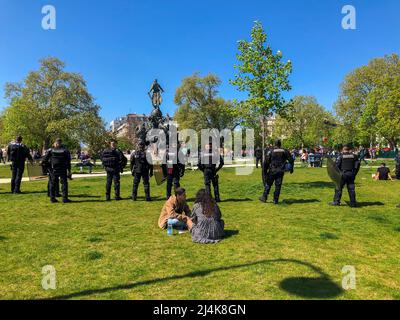 Paris, France, foule manifestant à l'anti-extrême droite, manifestation anti-racisme, pique-nique des adolescents sur la ligne de police Banque D'Images