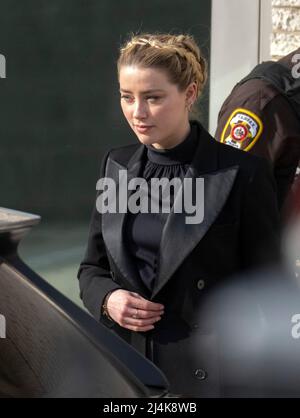 Amber Heard part le jeudi 14 avril 2022 le lendemain de son procès contre Johnny Depp au palais de justice du comté de Fairfax à Fairfax, Virginie. Crédit : Ron Sachs / CNP/Sipa USA (RESTRICTION : PAS de journaux ou journaux New York ou New Jersey dans un rayon de 4 75 miles de la ville de New York) Banque D'Images