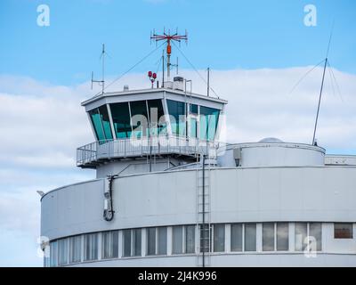 Helsinki / Finlande - 16 AVRIL 2022 : Helsinki / Finlande - 16 AVRIL 2022 : Tour de contrôle de la circulation aérienne désaffectée à l'aéroport abandonné contre un clou Banque D'Images