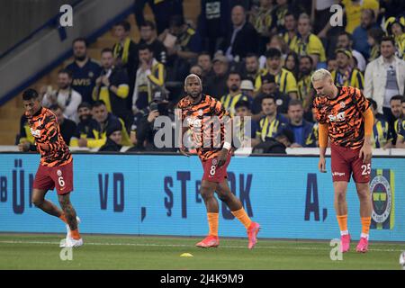 ISTANBUL - (lr) Patrick van Aanholt de Galatasaray AS, Ryan Babel de Galatasaray AS, Victor Nelsson de Galatasaray AS lors du match turc Superliga entre Fenerbahce AS et Galatasaray COMME à Ulker Fenerbahce Sukru Saracoglu le 10 avril 2022 au stade d'Istanbul, Turquie. ANP | hauteur néerlandaise | Gerrit van Keulen Banque D'Images