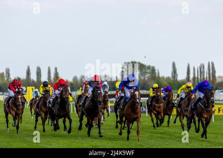 Modern News, monté sur le Jockey William Buick (au centre), qui a remporté le concours Highclere Thoroughbred Racing 30th Anniversary Spring Cup Handicap au Newbury Racecourse, Berkshire. Date de la photo: Samedi 16 avril 2022. Banque D'Images