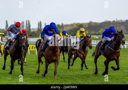 Modern News, monté sur le Jockey William Buick (au centre), qui a remporté le concours Highclere Thoroughbred Racing 30th Anniversary Spring Cup Handicap au Newbury Racecourse, Berkshire. Date de la photo: Samedi 16 avril 2022. Banque D'Images