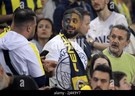 ISTANBUL - Fenerbahce supporter lors du match turc Superliga entre Fenerbahce AS et Galatasaray AS au stade Ulker Fenerbahce Sukru Saracoglu le 10 avril 2022 à Istanbul, Turquie. ANP | hauteur néerlandaise | Gerrit van Keulen Banque D'Images