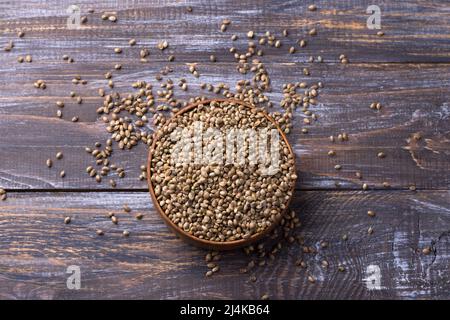 Graines de chanvre dans un bol en bois sur fond de bois. Superfood, nourriture naturelle saine vegan Banque D'Images