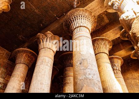 Belle décoration aux colonnes du Temple de Khnum (le RAM a dirigé le Dieu égyptien) à Esna, en haute-Égypte. Banque D'Images