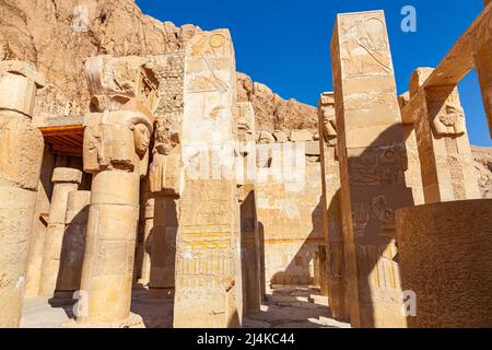 Colonnes de Hathor dans le temple mortuaire de Hatshepsus aux falaises de Deir el Bahari dans la vallée des Rois, Louxor, haute-Égypte. Banque D'Images