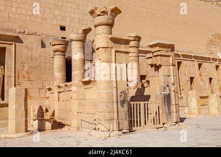 Vue sur le portique ptoléméen de la cour du festival au temple mortuaire de Hatshepsut dans la vallée des Rois, Louxor, haute-Égypte. Banque D'Images