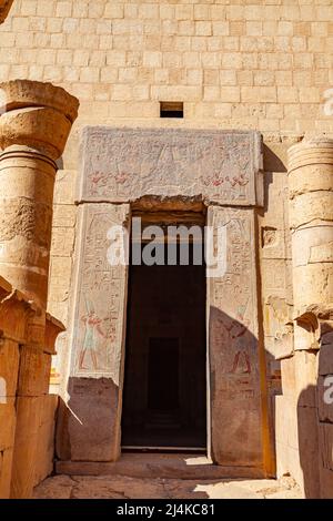 Porte en granit avec relief polychrome, l'entrée du sanctuaire Amon Ra au Portico de Ptolemaic dans le temple mortuaire de Hatshepsut dans la vallée des Rois, L Banque D'Images