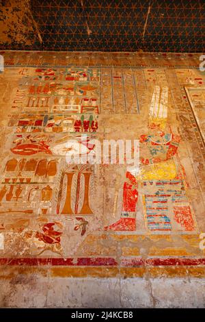 Images sur le mur de la Chapelle d'Anubis à la terrasse centrale du Temple de Hatshepsut mortuaire dans la Vallée des Rois, Louxor, haute Égypte. Banque D'Images