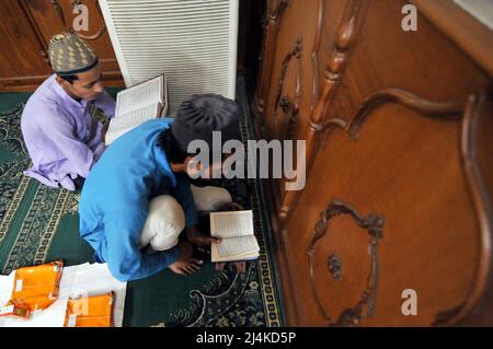 New Delhi, Inde. 16th avril 2022. Au cours du mois du Ramadan, les familles de la société musulmane ont brisé le jeûne et ont offert Namaj au rassemblement dans la mosquée de la rue du Parlement à New Delhi, en Inde, le samedi 16 avril 2022. (Photo de Ravi Batra/Sipa USA) crédit: SIPA USA/Alay Live News Banque D'Images