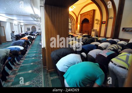 New Delhi, Inde. 16th avril 2022. Au cours du mois du Ramadan, les familles de la société musulmane ont brisé le jeûne et ont offert Namaj au rassemblement dans la mosquée de la rue du Parlement à New Delhi, en Inde, le samedi 16 avril 2022. (Photo de Ravi Batra/Sipa USA) crédit: SIPA USA/Alay Live News Banque D'Images