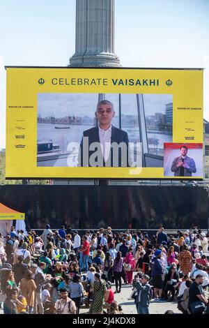 Londres, Royaume-Uni. 16 avril 2022. Une vidéo de Sadiq Khan, maire de Londres, joue sur grand écran tandis que les gens prennent part au festival Vaisakhi à Trafalgar Square. L'événement marque le nouvel an sikh et est une célébration de la culture sikh et punjabi. Credit: Stephen Chung / Alamy Live News Banque D'Images