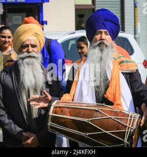 Gravesend, Kent, le 16th avril 2022. Des milliers de personnes participent aux célébrations et à la procession. La communauté sikh de Gravesend célèbre Vaisakhi, (également appelé Baisakhi) festival de printemps. Procession colorée, le Nagar Kirtan traverse les rues, à partir du temple Guru Nanak Darbar Gurdwara. Banque D'Images