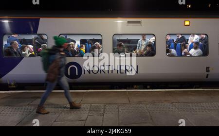 Les passagers du train du Nord, les navetteurs sur un train du train du Nord Banque D'Images