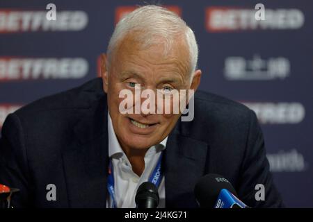 Barry Hearn dans la salle d'entrevue pendant le premier jour au Crucible, Sheffield. Date de la photo: Samedi 16 avril 2022. Banque D'Images