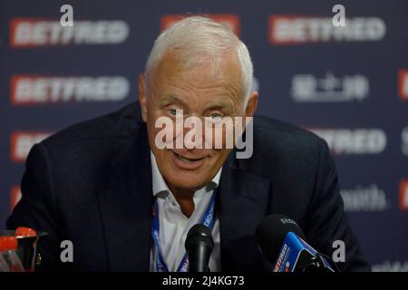 Barry Hearn dans la salle d'entrevue pendant le premier jour au Crucible, Sheffield. Date de la photo: Samedi 16 avril 2022. Banque D'Images