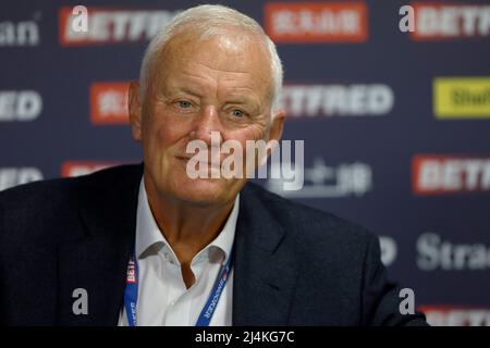 Barry Hearn dans la salle d'entrevue pendant le premier jour au Crucible, Sheffield. Date de la photo: Samedi 16 avril 2022. Banque D'Images