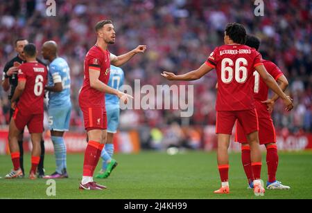 Jordan Henderson de Liverpool (à gauche) en discussion avec Trent Alexander-Arnold lors du match de demi-finale de la coupe Emirates FA au stade Wembley, Londres. Date de la photo: Samedi 16 avril 2022. Banque D'Images