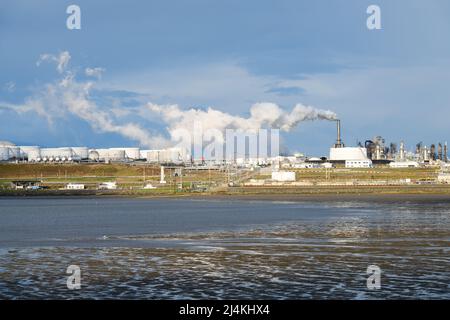 Anacortes, WA, USA - 12 avril 2022 ; complexe industriel avec montée de vapeur visible à travers la réserve aquatique de Fidalgo Bay, dans le nord-ouest du Pacifique Banque D'Images