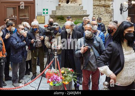 Palerme, Sicile, Italie. 15th avril 2022. La photojournaliste italienne LETIZIA BATTAGLIA meurt le 13 avril à 87 heures dans sa ville natale de Palerme. Elle était connue pour son travail documentant la mafia et leurs victimes en Sicile.Maire LEOLUCA ORLANDO, sa fille SHOBA, également photographe, Et le reste de sa famille et de ses amis gardés vigile par son cercueil dans la salle de la mairie, au Palazzo delle Aquile, jeudi et vendredi, quand il a été transféré pour la crémation.ROBERTO SCARPINATO, ancien procureur général et juge anti-Mafia (Credit image: © Victoria Herranz/ZUMA Press Wire) Banque D'Images