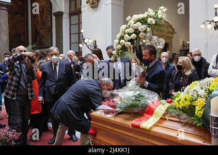 Palerme, Sicile, Italie. 15th avril 2022. La photojournaliste italienne LETIZIA BATTAGLIA meurt le 13 avril à 87 heures dans sa ville natale de Palerme. Elle était connue pour son travail documentant la mafia et leurs victimes en Sicile.Maire LEOLUCA ORLANDO, sa fille SHOBA, également photographe, Et le reste de sa famille et de ses amis gardés vigile par son cercueil dans la salle de la mairie, au Palazzo delle Aquile, pendant jeudi et vendredi, quand il a été transféré pour crémation.LEOLUCA ORLANDO (Credit image: © Victoria Herranz/ZUMA Press Wire) Banque D'Images