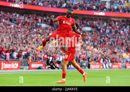 Londres, Royaume-Uni. 16th avril 2022. Sadio Mane, de Liverpool, fête ses célébrations après qu'il ait mis ses équipes en 3rd. Emirates FA Cup, demi-finale, Manchester City / Liverpool au stade Wembley à Londres le samedi 16th avril 2022. Cette image ne peut être utilisée qu'à des fins éditoriales. Utilisation éditoriale uniquement, licence requise pour une utilisation commerciale. Aucune utilisation dans les Paris, les jeux ou les publications d'un seul club/ligue/joueur.pic par Andrew Orchard/Andrew Orchard sports Photography/Alamy Live News crédit: Andrew Orchard sports Photography/Alamy Live News Banque D'Images