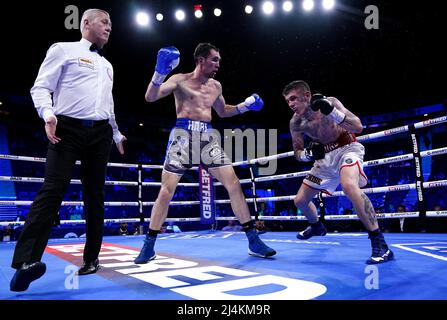 Thomas Whittaker Hart et Ben circonscriptions (à droite) en action pendant le combat léger de poids lourds à l'AO Arena, Manchester. Date de la photo: Samedi 16 avril 2022. Banque D'Images