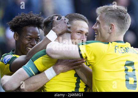 SITTARD - (lr) Tijjani Noslin de Fortuna Sittard, Mats Seuntjens de Fortuna Sittard, Paul Gladon de Fortuna Sittard et Zian Flemming de Fortuna Sittard applaudit après le 1-0 par Mats Seuntjens de Fortuna Sittard lors du match néerlandais Eredivisiie entre Fortuna Sittard et Sparta Rotterdam au stade Fortuna Sittard le 16 avril 2022 à Sittard, pays-Bas. ANP MARCEL VAN HORN Banque D'Images