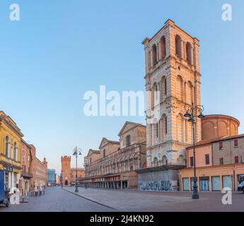 Ferrara, Italie, 31 août 2021 : vue au lever du soleil sur la cathédrale de la ville italienne de Ferrara Banque D'Images