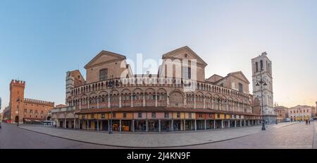 Ferrara, Italie, 31 août 2021 : vue au lever du soleil sur la cathédrale de la ville italienne de Ferrara Banque D'Images