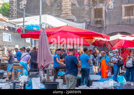 Catane, Italie, 5 septembre 2021 : vue sur un célèbre marché aux poissons de samedi à Catane, Sicile, Italie. Banque D'Images