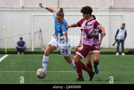Francesca Pittaccio (24) Lazio Women e Giorgia Tudisco (23) Pomigliano Calcio Femminile lors du championnat italien De football League A Women 2021/2022 match entre Pomigliano Femminile vs Lazio Women au stade Ugo Gobbato à Pomigliano (NA), Italie, le 16 avril 2022 Banque D'Images