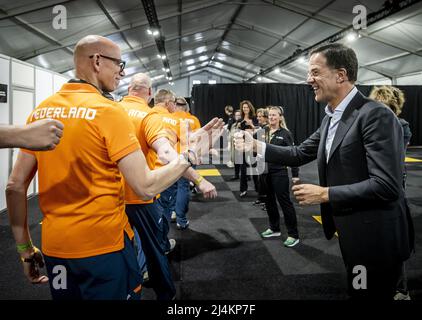 LA HAYE - le Premier ministre Mark Rutte salue les athlètes de l'équipe néerlandaise Invictus avant la cérémonie d'ouverture des Jeux Invictus, un événement sportif international pour les soldats et les vétérans qui ont été physiquement blessés ou psychologiquement pendant leur travail militaire. ANP POOL KOEN VAN WEEL Banque D'Images