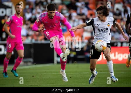 Valence, Espagne, 16 avril 2022. Nacho Vidal de C.A. Osasuna (L) et Bryan Gil de Valencia CF pendant le match de la Liga entre Valencia cf et CA Osasuna. Photo de Jose Miguel Fernandez /Alamy Live News ) Banque D'Images